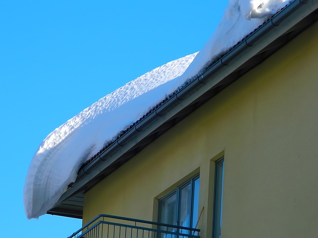 Za sníh na střeše zodpovídá majitel domu. Víte, jak jeho pádu zabránit?