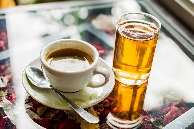 Jak obarvit látku levně a bez chemie? Použijte kávu, nebo čaj!