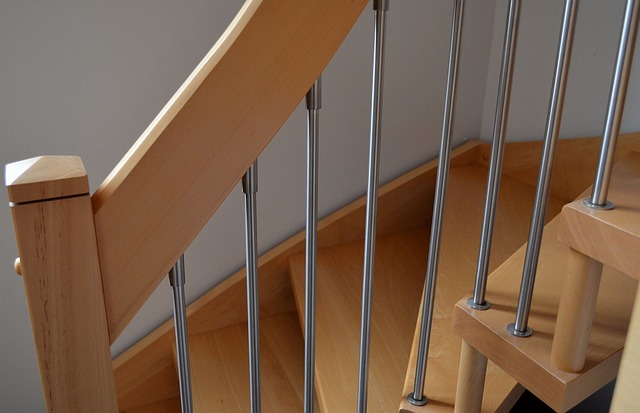 Vybíráme zábradlí na schodiště: Výhody a nevýhody jednotlivých materiálů