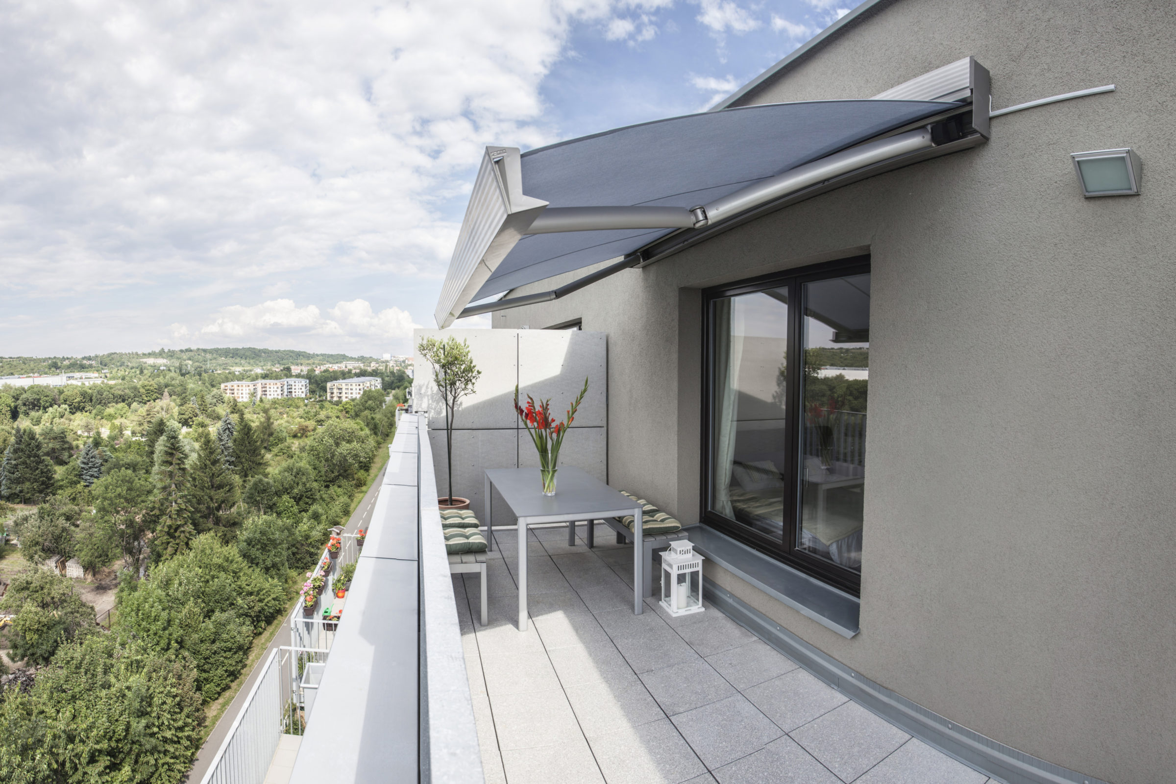 Efektivní stínění na balkon. Jaké jsou možnosti pro bytové balkony?