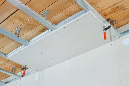 Nevzhledný strop pomohou zamaskovat stropní podhledy