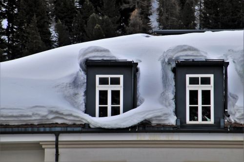 Sněhové zábrany či háky na střechu ochrání dům i kolemjdoucí
