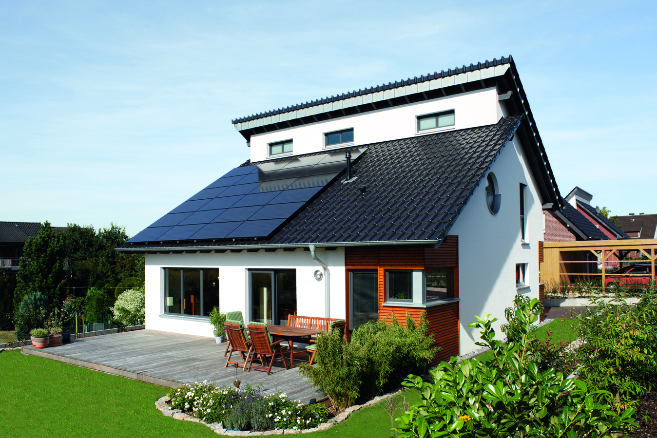 Vytápění rodinného domu krbem se dá kombinovat s fotovoltaikou. 