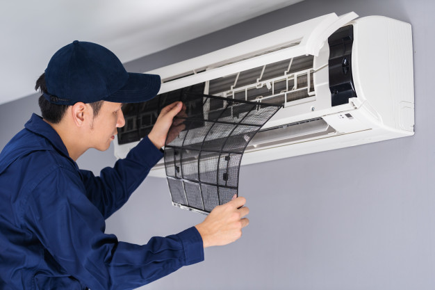 Profesionální čištění klimatizace jednou ročně zajistí servisní technik