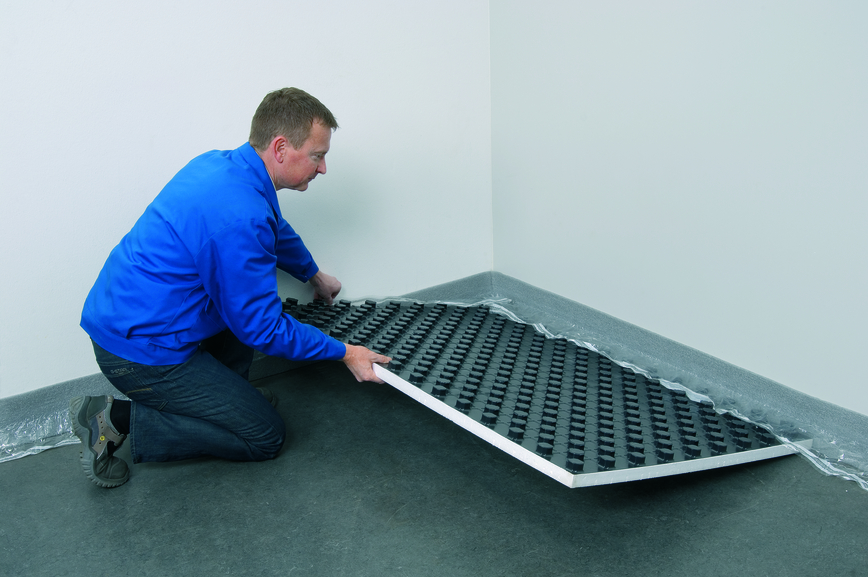 Teplovodní podlahové topení poskytuje vyšší komfort než konvekční vytápění radiátory. 