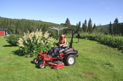 Zahradní traktory usnadňují péči o pozemek_Fotolia_24538784_XS