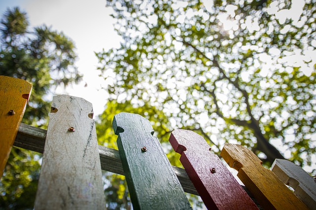 Čím natřít dřevěný plot a jak o něj správně pečovat