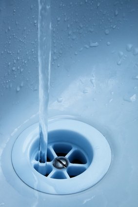 Odpadní vody lze vyřešit i septikem, pohodlnější variantou. Složitější konstrukce pak v průběhu let ušetří spoustu času.