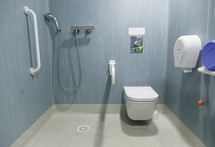 Pomůcky pro invalidy do koupelny zařídí místnost bez bez hendikepu