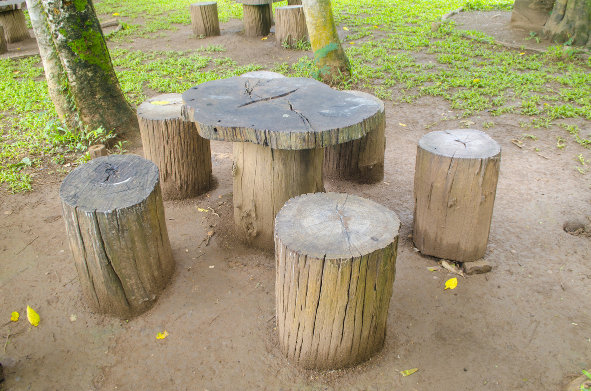 Dřevěný špalek poslouží jako stolek i místo na sezení