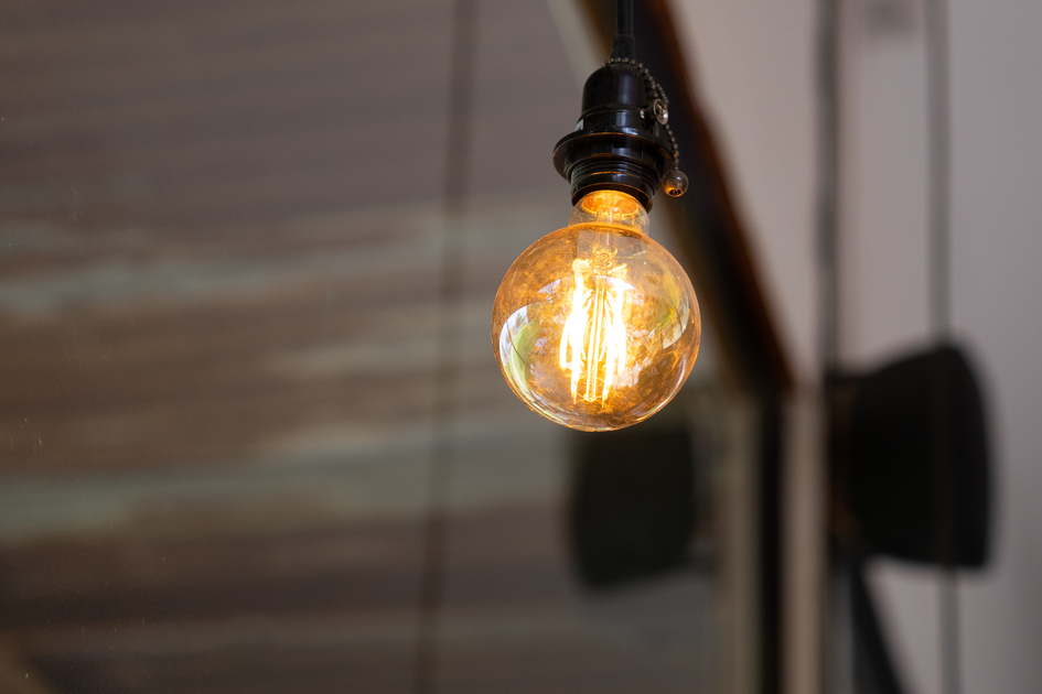 Stavební objímka s vintage žárovkou působí efektně