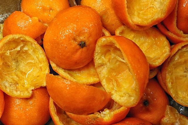 Pokud si v létě děláte osvěžující pomerančový džus, zbyde vám spousta slupek. Využijte je například pro výrobu ekologického čističe