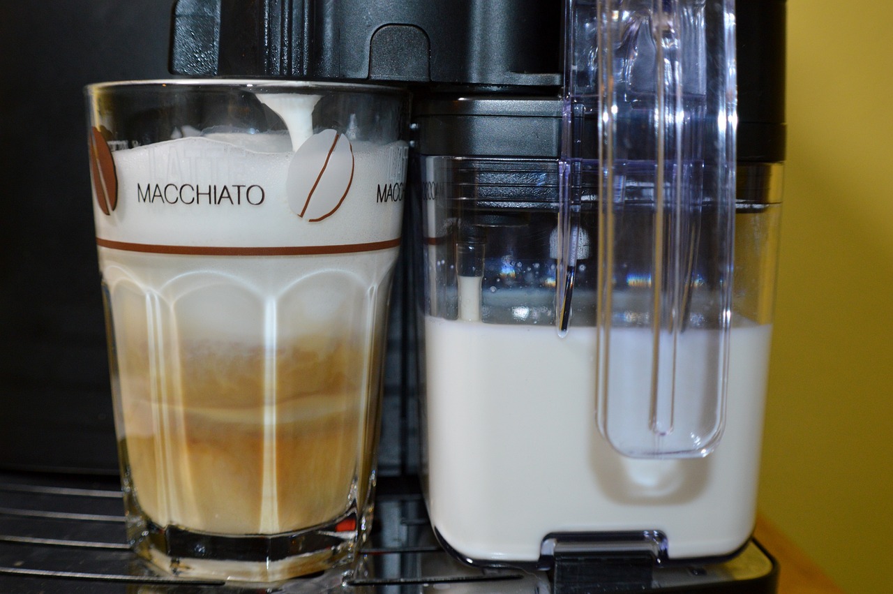 Často připravujete mléčné kávové nápoje? Na čištění a odvápňování se zaměřte