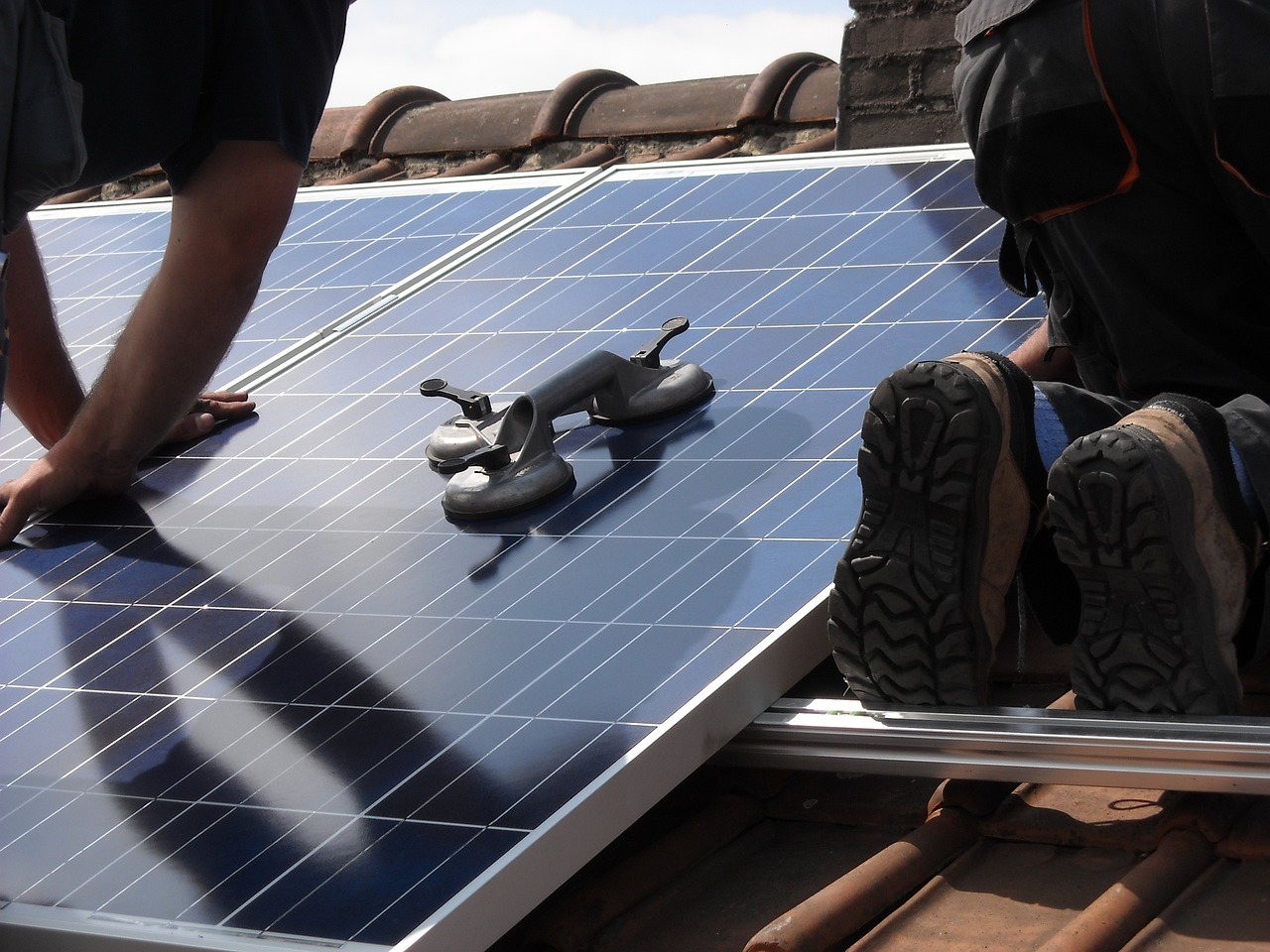 Jednou z cest ke snížování nákladů na energie je instalace solárních panelů