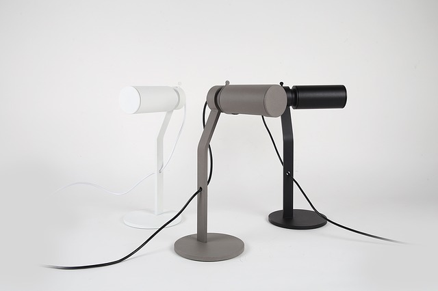 Moderní stolní lampa s LED zdrojem světla
