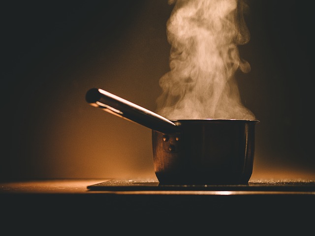 Při vaření bez poklice vám zbytečně uniká spoustu draze vytvořeného tepla