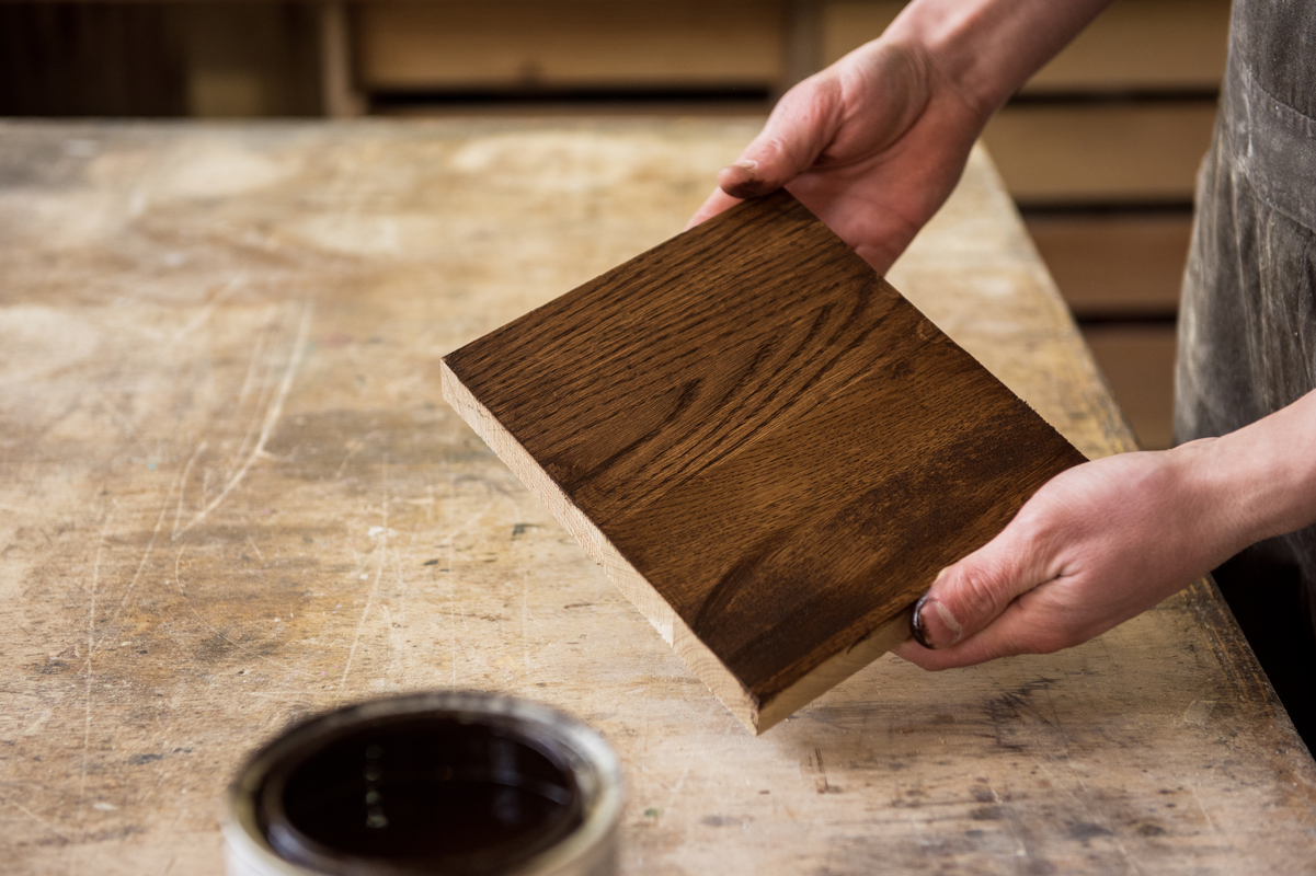 Povrchová úprava dřeva zvýrazňuje strukturu a chrání dřevo