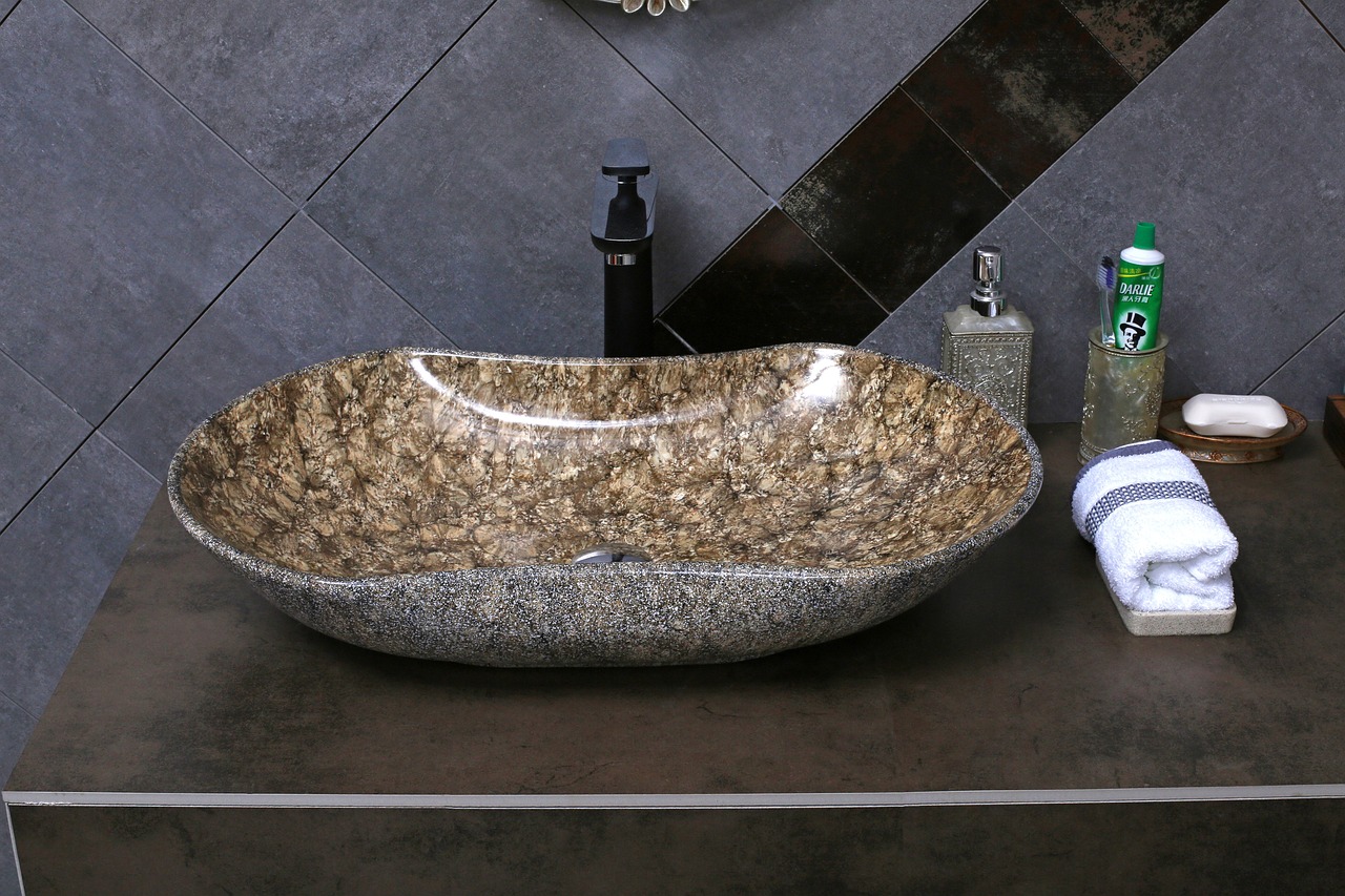 Sanitární vybavení z kamene a kameniny působí luxusně. Vaší koupelnu povýší na novou úroveň