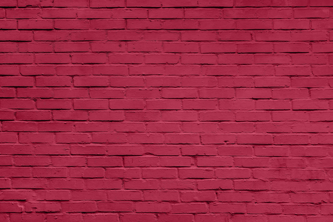 Karmínově červenou lze použít i na celou stěnu. Pak je ale potřeba počítat s rušivostí a jasnou dominancí. Proto se hodí jen do specifických prostorů, kde je experimentování s barvami žádané