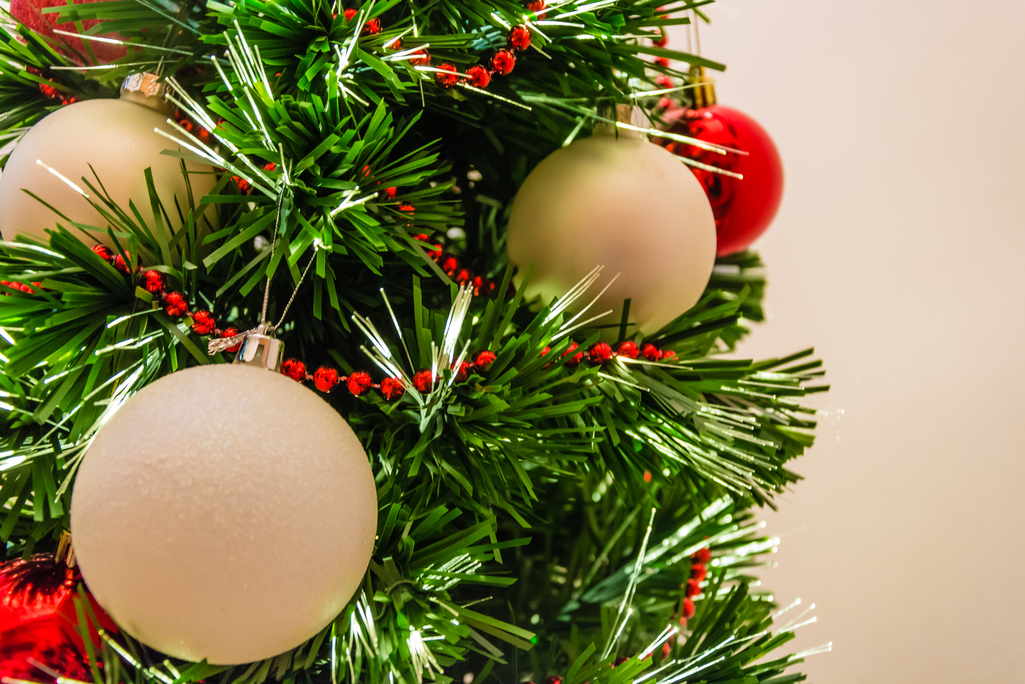 Levné vánoční stromečky z plastu mají nepřirozeně vypadající "jehličí"