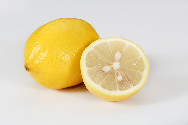 Citronová šťáva patří mezi nejrozšířenější domácí čističe, které máme všichni doma