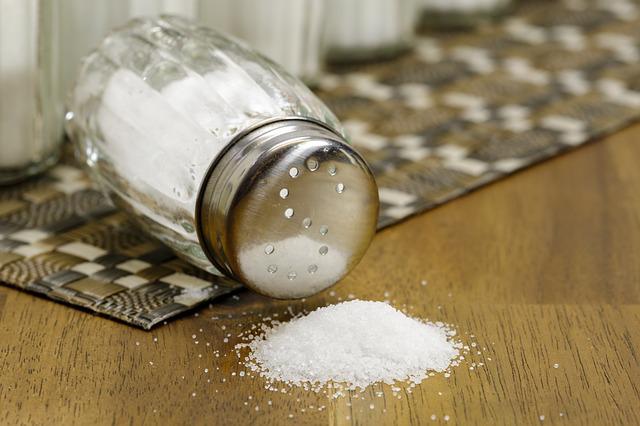 Častou příčinou rezavění nádobí je nadměrné množství soli uvnitř myčky