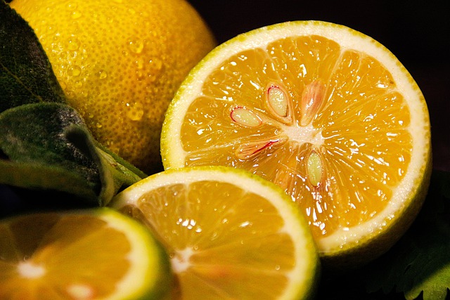 Nechte citronovou šťávu chvíli působit. Rez z chromu po nějaké době povolí