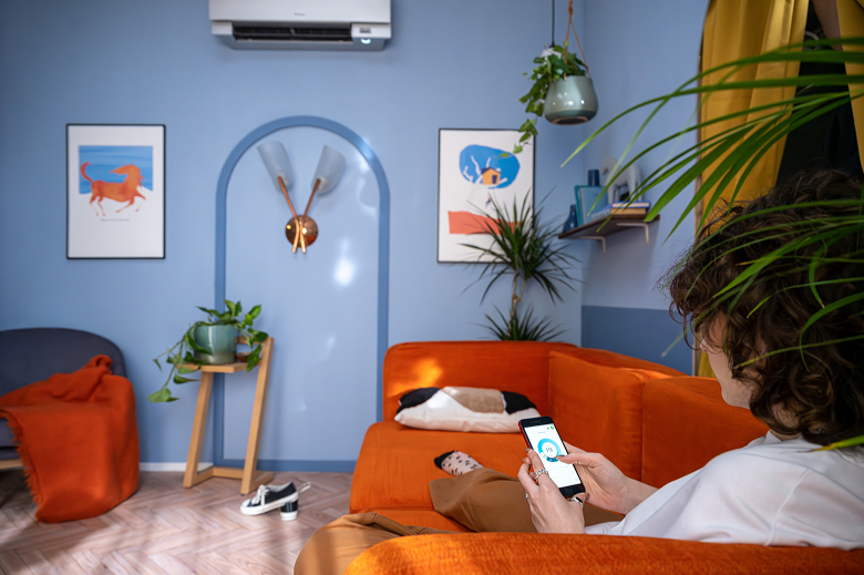 Mobilní aplikace umožňují pohodlně a odkudkoliv ovládat nastavení klimatizace a mít průběžný přehled o spotřebě. Foto: Daikin