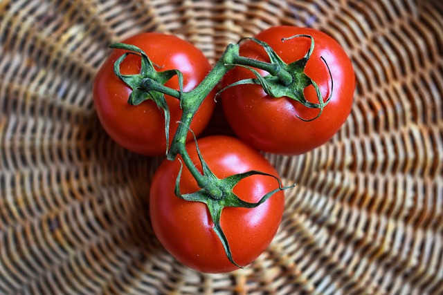Možná vás to překvapí, ale rajčata vydrží déle chutná, když je uložíte mimo lednici