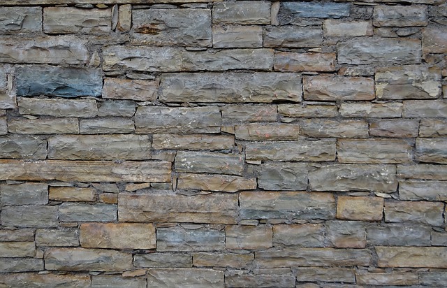 Sádrové obklady jsou dostupné v mnoha imitacích kamene i betonu