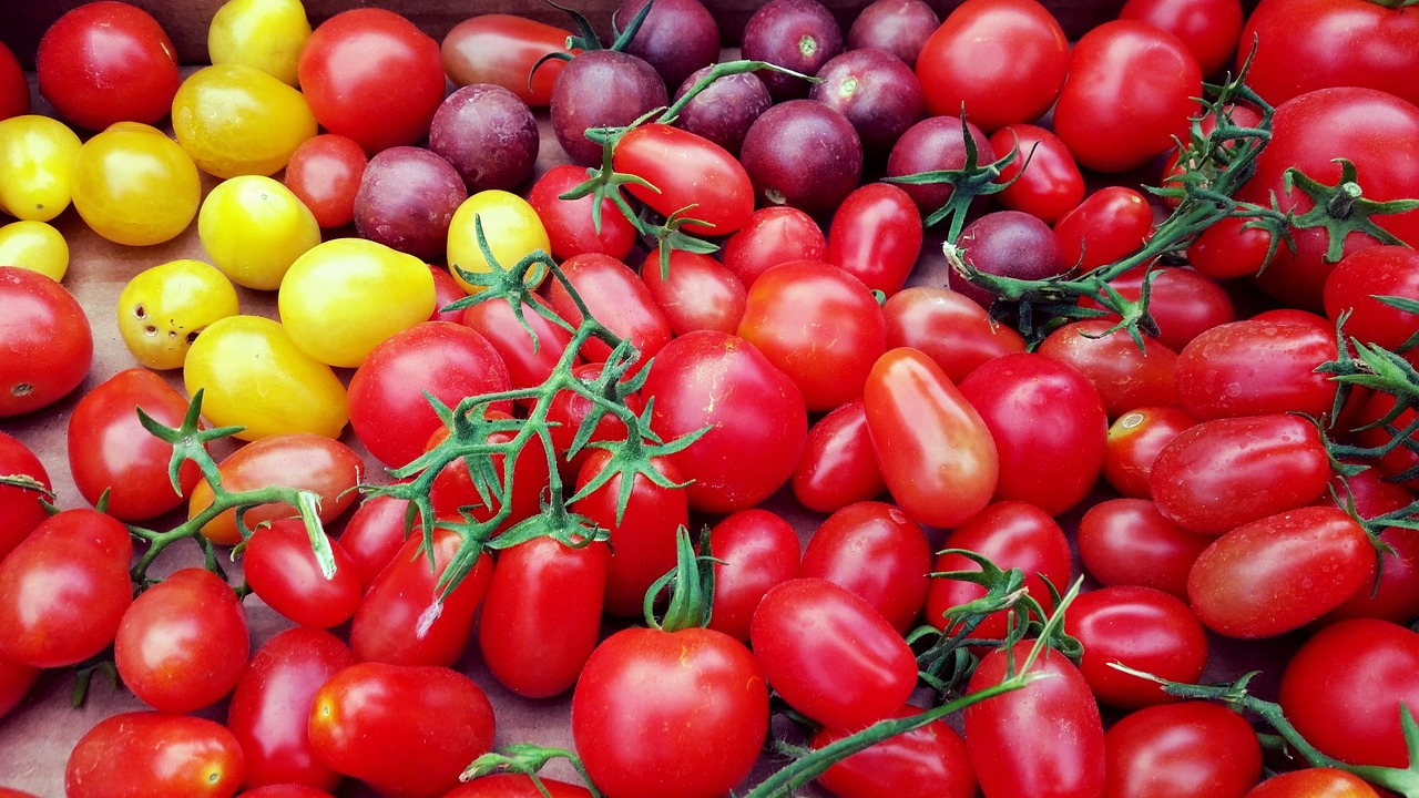 Pro pěstování na malém prostoru jsou vhodná zejména cherry rajčata