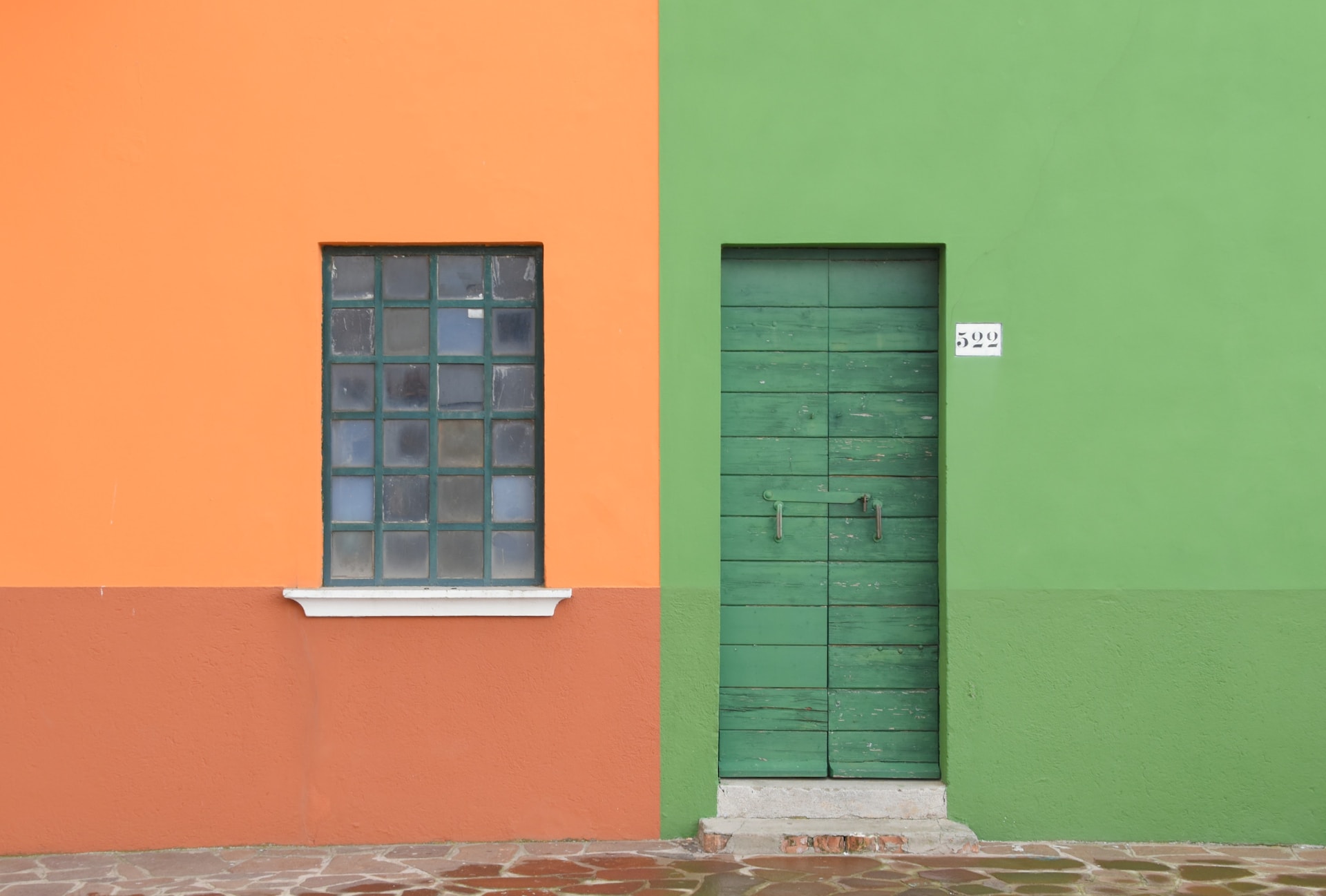 Oranžová a zelená na fasádě domu