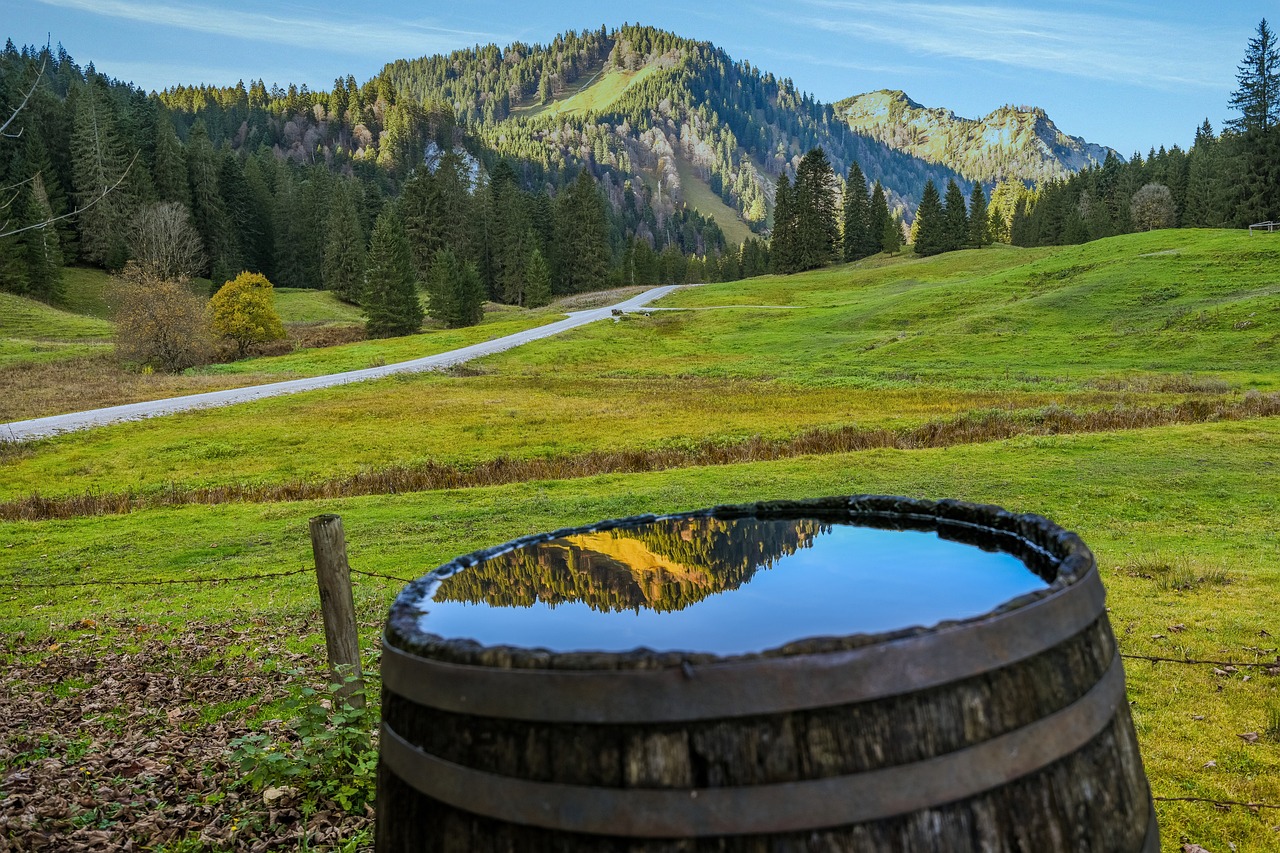 Sběr dešťové vody má význam všude - doma i v horské chatě. Dobře poslouží i obyčejný dřevěný sud