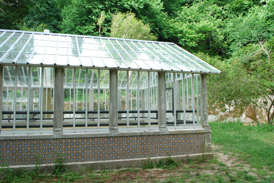 Vyvýšený obrubník skleníku může mít i originální dekorativní charakter