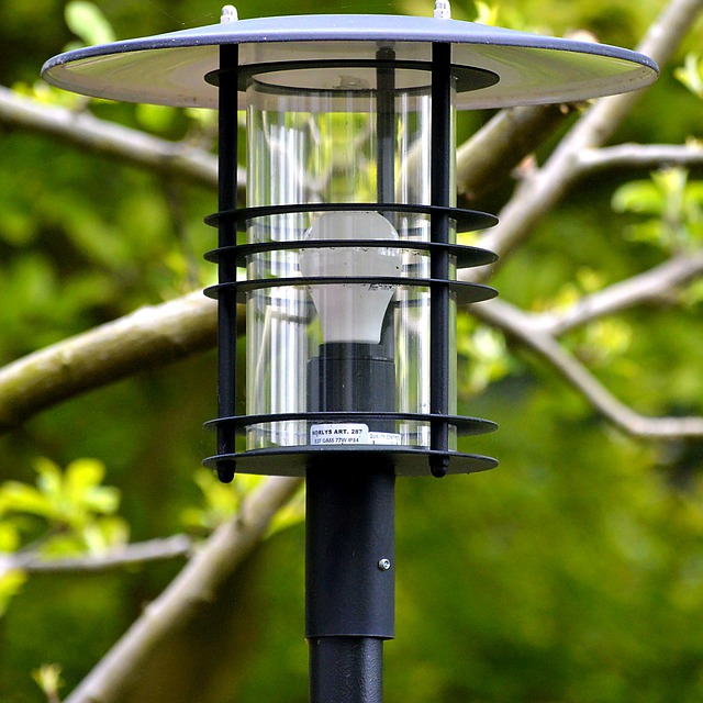 Běžná venkovní svítidla vybavená s žárovkou snadno proměníte ve SMART. Stačí jen pořídit vhodný typ chytré žárovky
