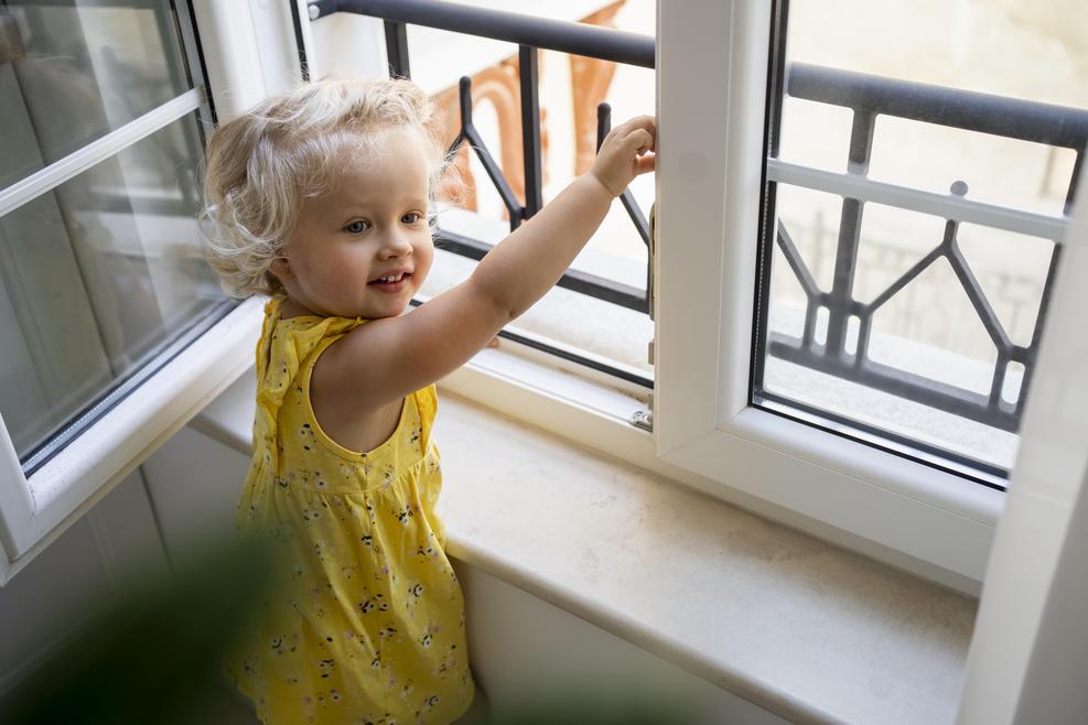 Opatřete okna dětskou pojistkou, aby je dítě samo neotevřelo