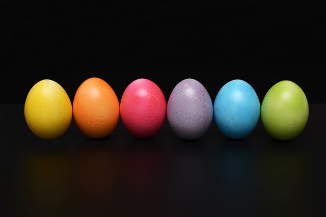 Naskočte na eko vlnu! Při barvení vajíček použijte přírodní barvicí látky