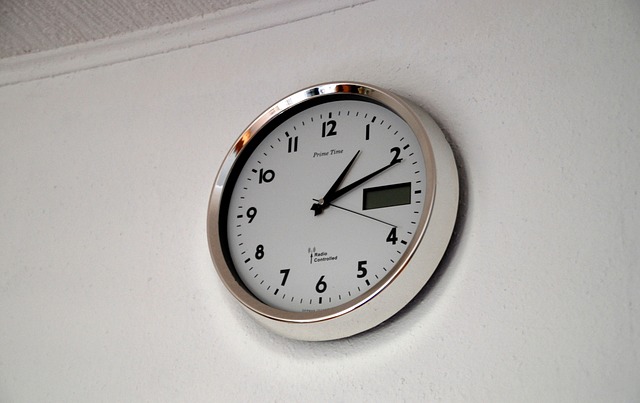 Malé nástěnné hodiny se hodí například nad dveře nebo mezi police