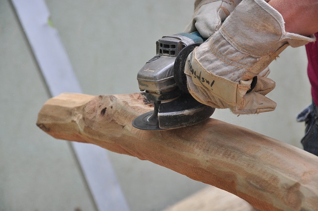 S úhlovou bruskou můžete v kombinaci s vhodným kotoučem opracovat i dřevo