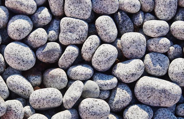 Zaoblené kamínky jsou vhodné i pro chůzi naboso