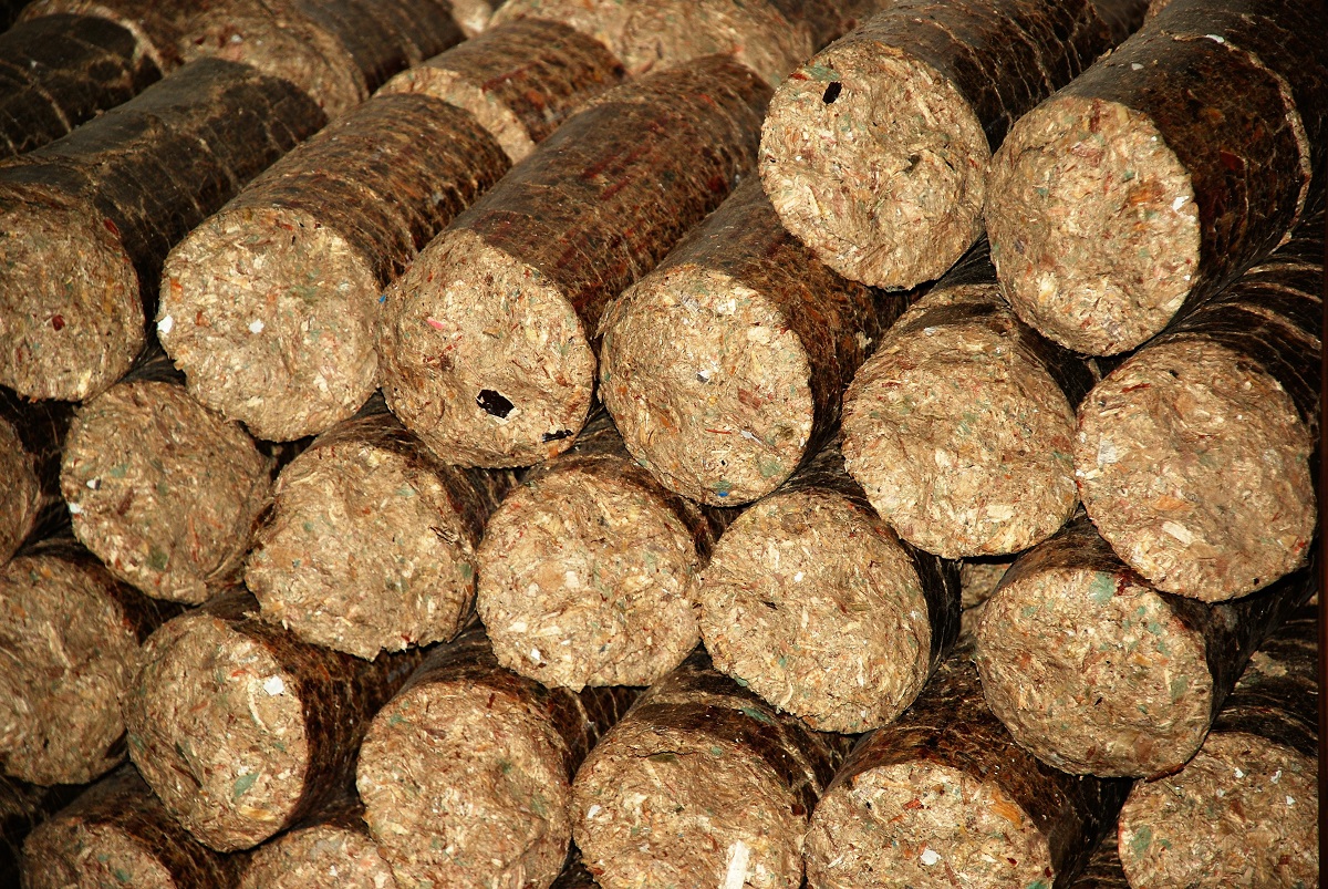 Mezi hlavní výhody dřevěných briket patří skladnost a výhřevnost