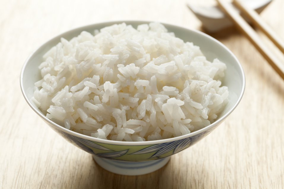 Jasmínová rýže je lepkavá, a tak se dobře jí i hůlkami