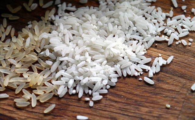 Rozdíl mezi bílou a naturální rýží poznáte podle zbarvení