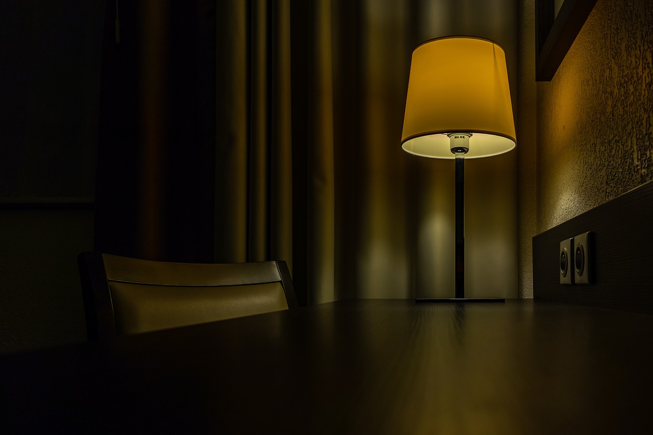 Chytré žárovky snadno nainstalujete do jakékoliv stolní lampy